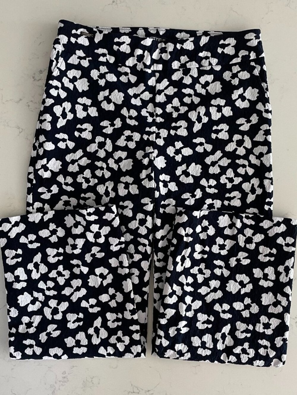 Lisette L Montreal Style 10741082 Textured Floral Crop/Capri Pants Navy Wht 0